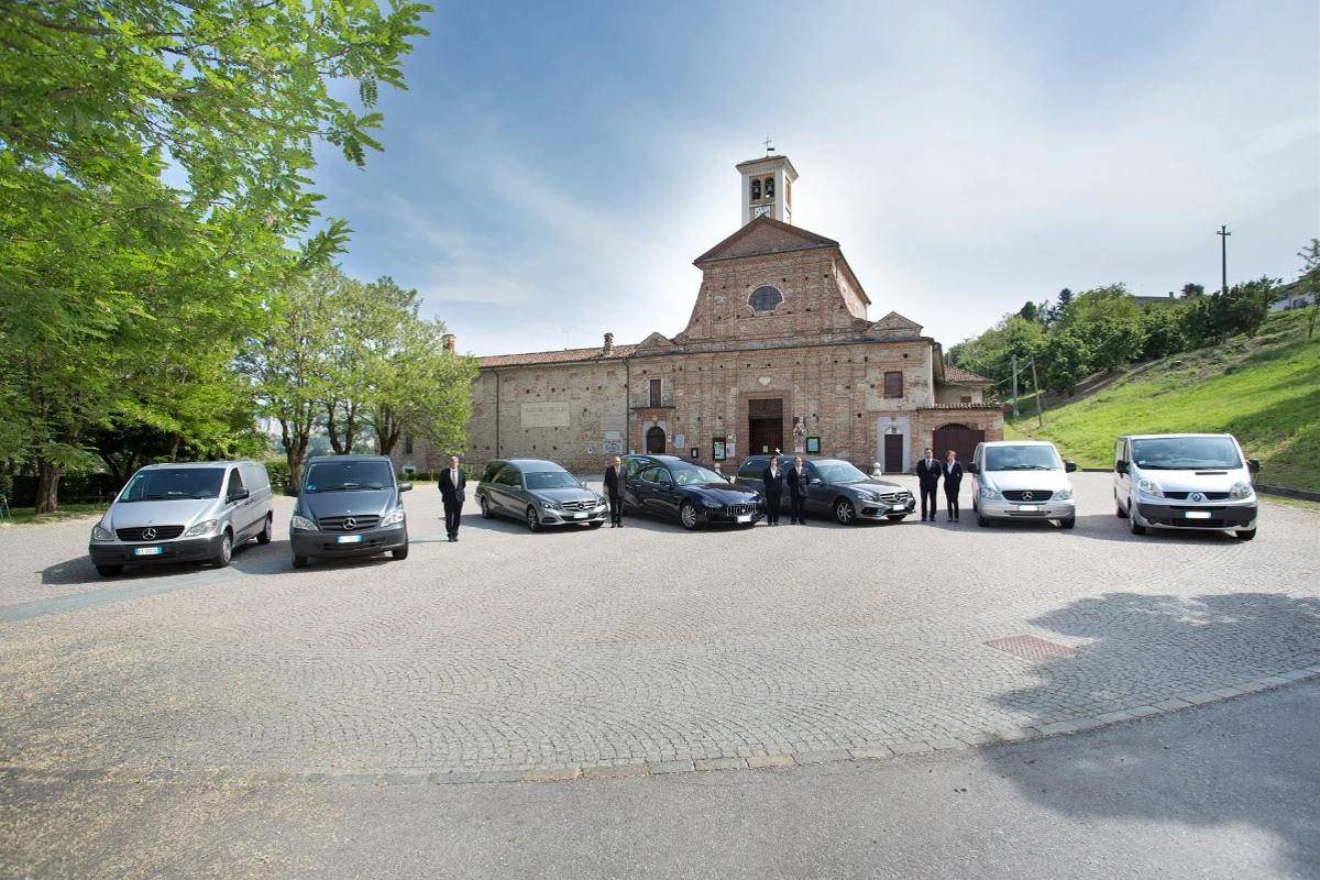I mezzi e il personale del Centro Servizi del Funerale sul sagrato di una chiesa del territorio