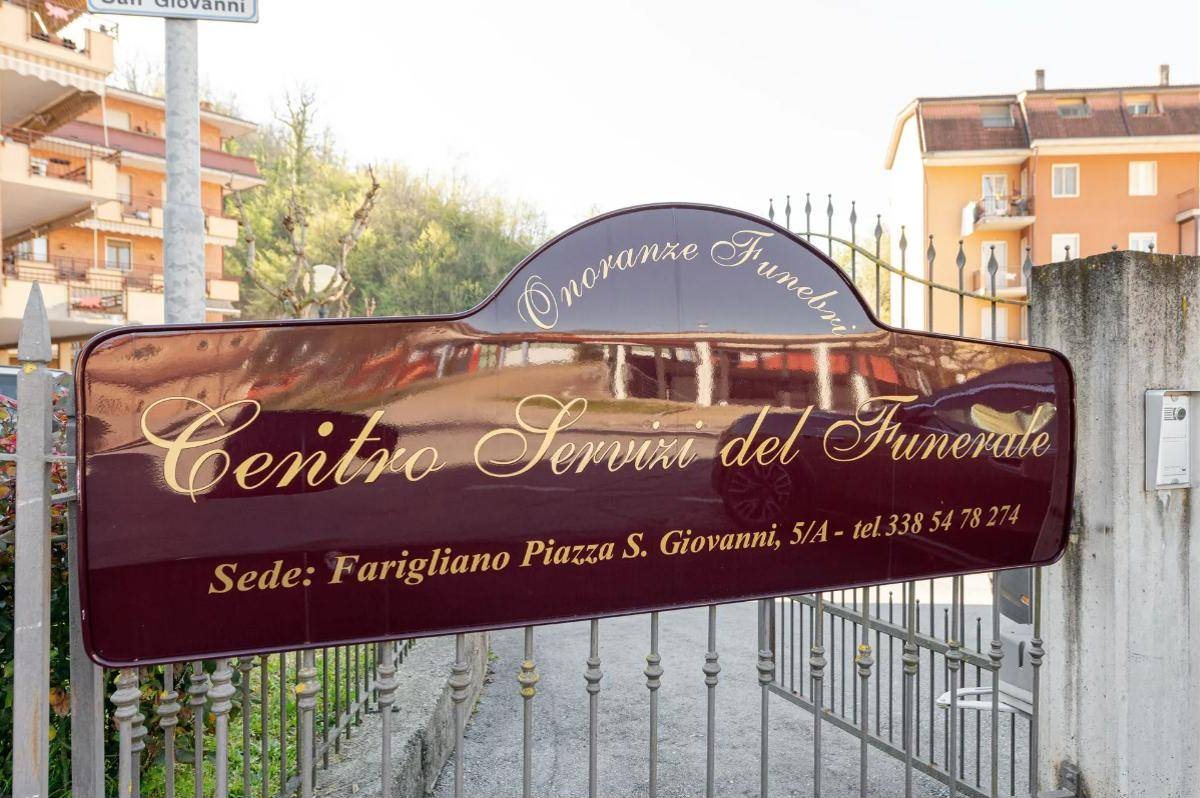 L’insegna del Centro Servizi del Funerale all’ingresso della sede di Farigliano, in Piazza San Giovanni
